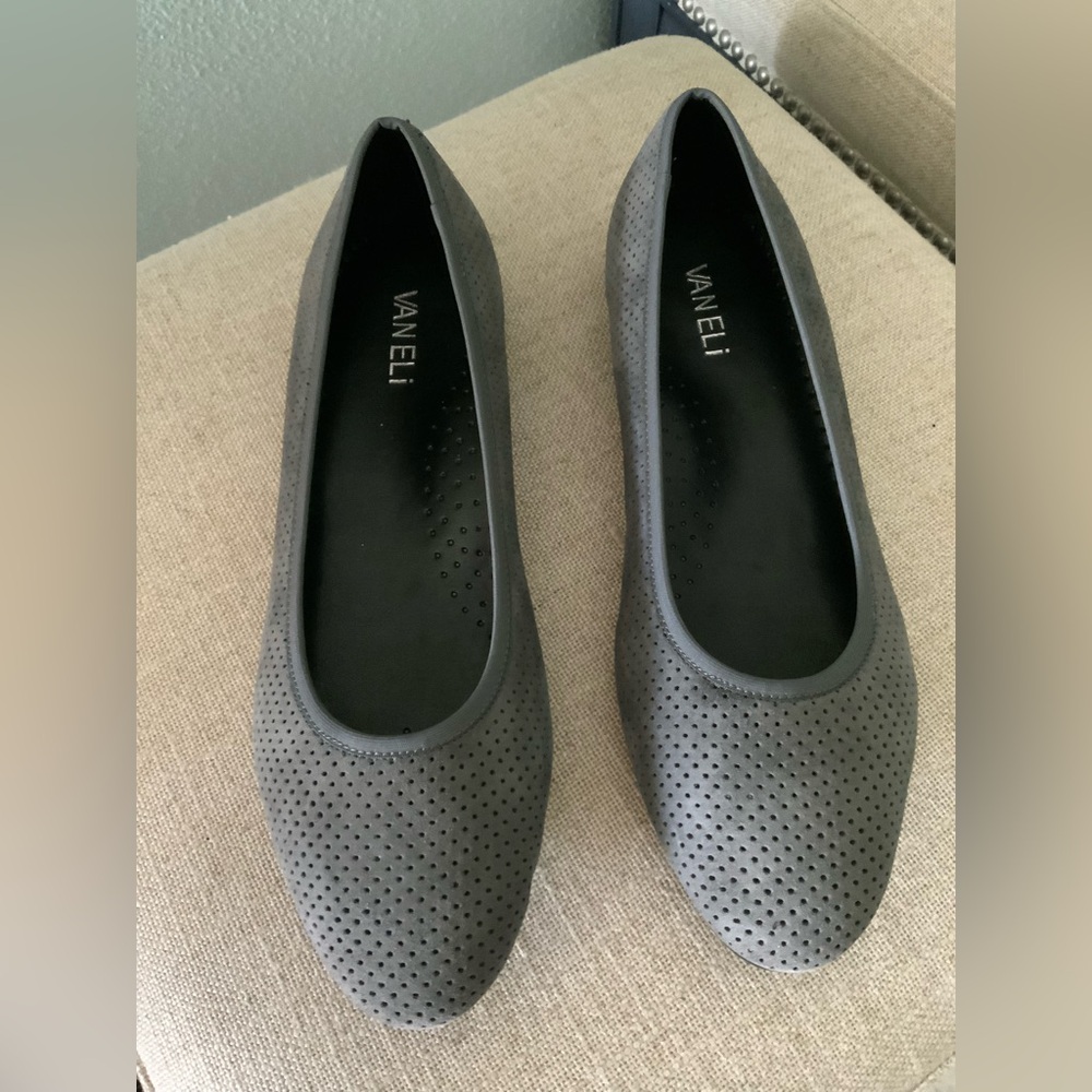 NWOT Vaneli Ulanda ballerina style Women's Gray slip on flats